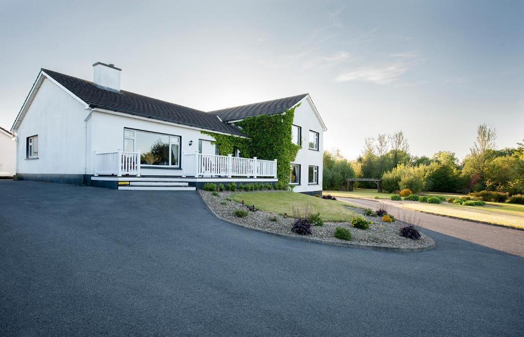 The Waterfront House Country Home Oughterard Dış mekan fotoğraf